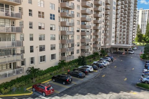 Condo in Sunny Isles Beach, Florida, 2 bedrooms  № 2014916 - photo 7