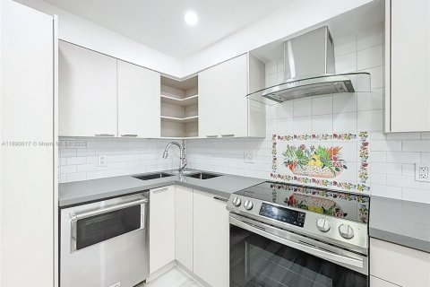 Condo in Sunny Isles Beach, Florida, 2 bedrooms  № 2014916 - photo 15