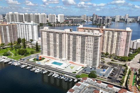 Condo in Sunny Isles Beach, Florida, 2 bedrooms  № 2014916 - photo 4