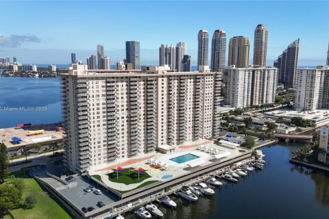 Condo in Sunny Isles Beach, Florida, 2 bedrooms  № 2014916 - photo 2