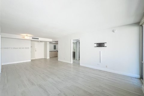 Condo in Sunny Isles Beach, Florida, 2 bedrooms  № 2014916 - photo 26