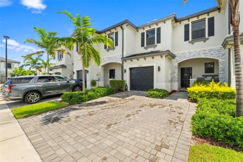 Townhouse in Miami Gardens, Florida 3 bedrooms, 124.86 sq.m. № 1957792 - photo 3