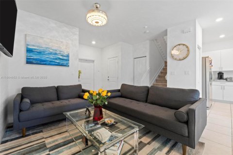 Townhouse in Miami Gardens, Florida 3 bedrooms, 124.86 sq.m. № 1957792 - photo 13