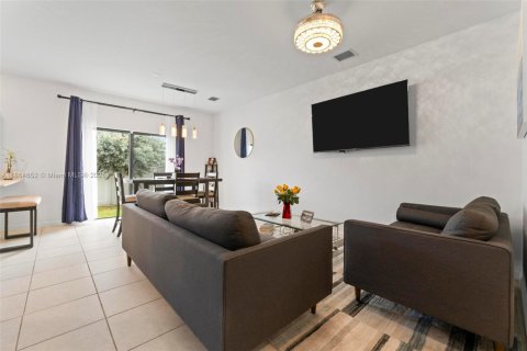 Townhouse in Miami Gardens, Florida 3 bedrooms, 124.86 sq.m. № 1957792 - photo 11
