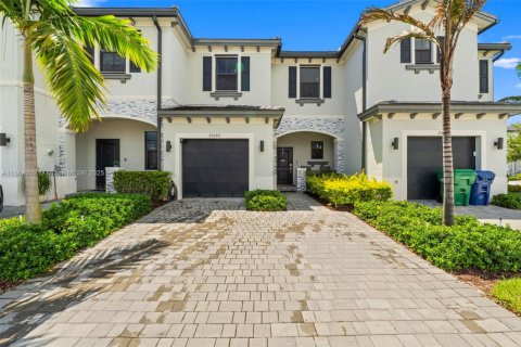 Townhouse in Miami Gardens, Florida 3 bedrooms, 124.86 sq.m. № 1957792 - photo 4
