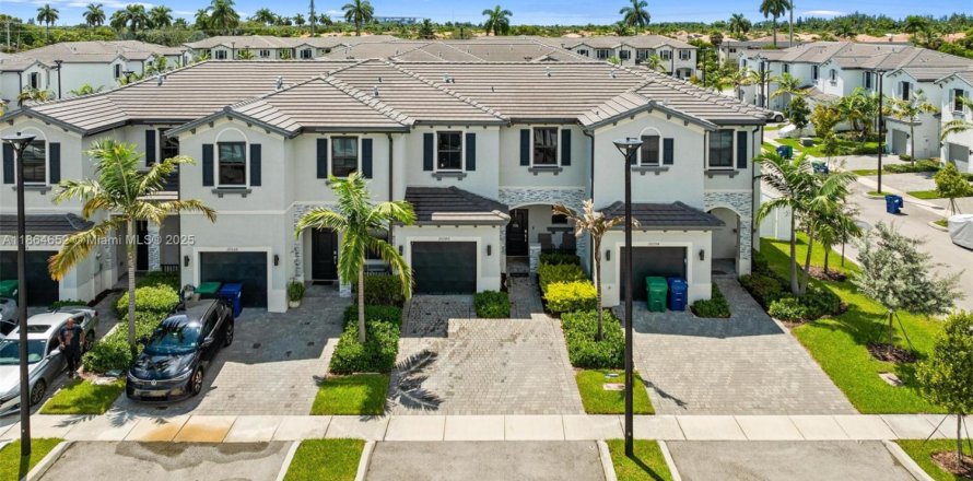 Townhouse in Miami Gardens, Florida 3 bedrooms, 124.86 sq.m. № 1957792