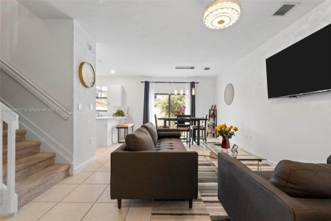 Townhouse in Miami Gardens, Florida 3 bedrooms, 124.86 sq.m. № 1957792 - photo 10