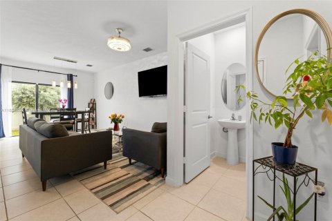 Townhouse in Miami Gardens, Florida 3 bedrooms, 124.86 sq.m. № 1957792 - photo 7
