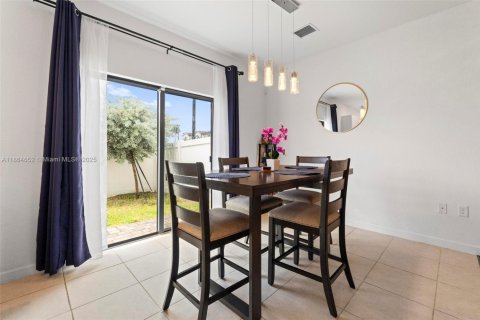 Townhouse in Miami Gardens, Florida 3 bedrooms, 124.86 sq.m. № 1957792 - photo 15