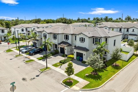 Townhouse in Miami Gardens, Florida 3 bedrooms, 124.86 sq.m. № 1957792 - photo 2