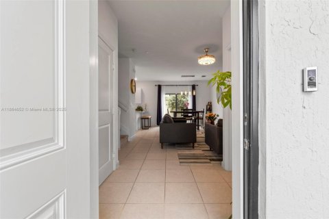 Townhouse in Miami Gardens, Florida 3 bedrooms, 124.86 sq.m. № 1957792 - photo 6