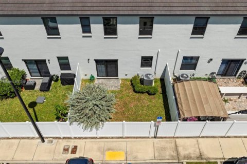 Townhouse in Miami Gardens, Florida 3 bedrooms, 124.86 sq.m. № 1957792 - photo 24