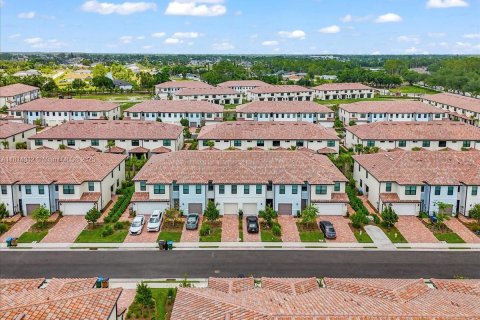 Townhouse in Cape Coral, Florida 3 bedrooms № 1958143 - photo 5