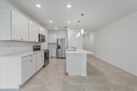 Townhouse in Cape Coral, Florida 3 bedrooms № 1958143 - photo 11