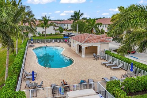 Townhouse in Cape Coral, Florida 3 bedrooms № 1958143 - photo 9