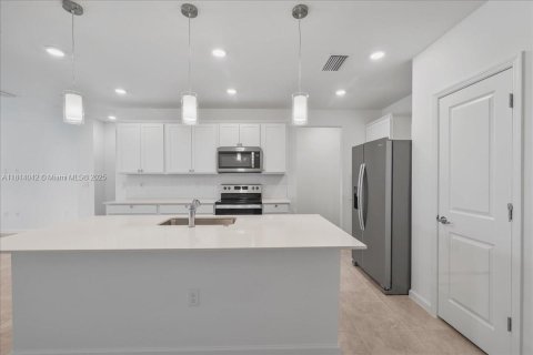 Townhouse in Cape Coral, Florida 3 bedrooms № 1958143 - photo 13