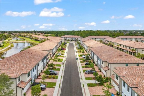 Townhouse in Cape Coral, Florida 3 bedrooms № 1958143 - photo 3