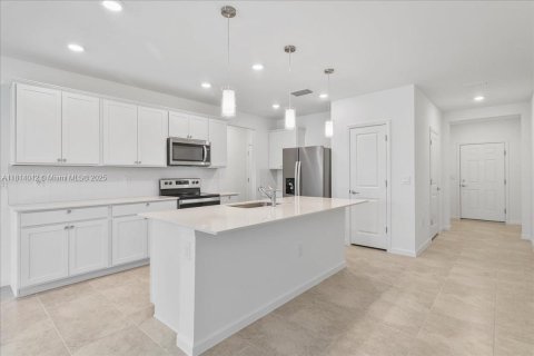 Townhouse in Cape Coral, Florida 3 bedrooms № 1958143 - photo 10