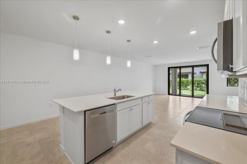 Townhouse in Cape Coral, Florida 3 bedrooms № 1958143 - photo 14