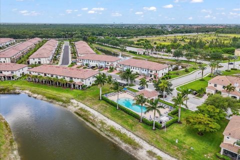 Townhouse in Cape Coral, Florida 3 bedrooms № 1958143 - photo 8