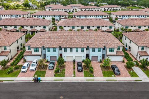 Townhouse in Cape Coral, Florida 3 bedrooms № 1958143 - photo 4