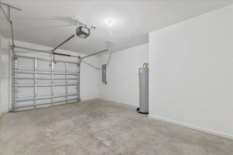 Townhouse in Cape Coral, Florida 3 bedrooms № 1958143 - photo 23