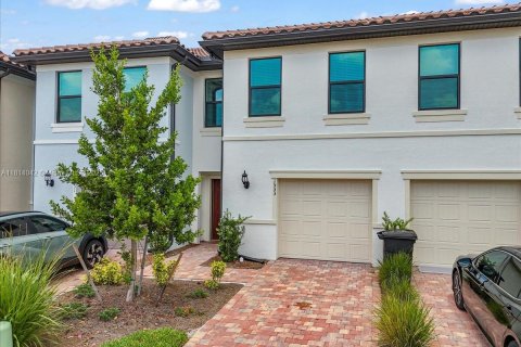 Townhouse in Cape Coral, Florida 3 bedrooms № 1958143 - photo 2