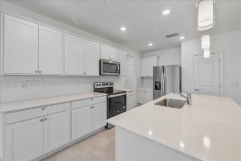 Townhouse in Cape Coral, Florida 3 bedrooms № 1958143 - photo 12