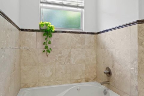 Casa en alquiler en Miami, Florida, 4 dormitorios, 191.19 m2 № 1944481 - foto 17