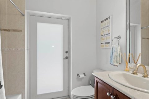 Casa en alquiler en Miami, Florida, 4 dormitorios, 191.19 m2 № 1944481 - foto 20