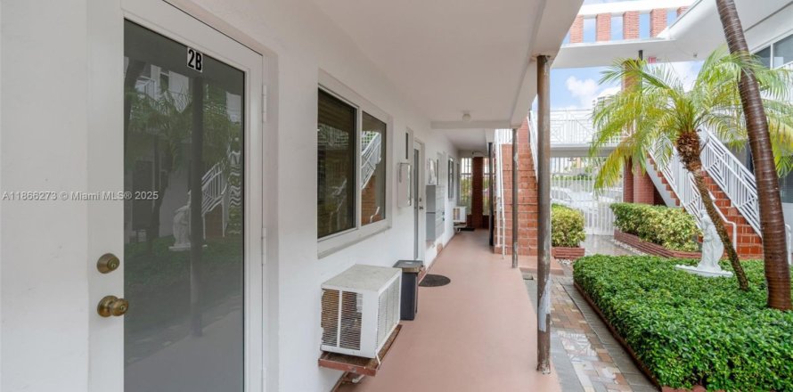 Condominio en Miami Beach, Florida, 1 dormitorio № 2035784