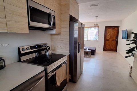 Casa en alquiler en Miami, Florida, 3 dormitorios, 166.67 m2 № 1948309 - foto 1