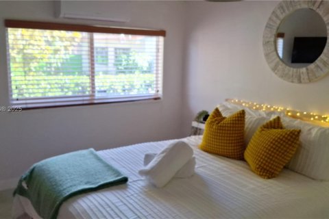 Casa en alquiler en Miami, Florida, 3 dormitorios, 166.67 m2 № 1948309 - foto 3