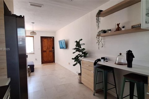 Casa en alquiler en Miami, Florida, 3 dormitorios, 166.67 m2 № 1948309 - foto 8