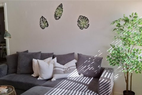 Casa en alquiler en Miami, Florida, 3 dormitorios, 166.67 m2 № 1948309 - foto 2