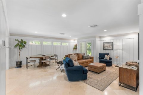 House in Coral Gables, Florida 5 bedrooms, 416.76 sq.m. № 2083801 - photo 20