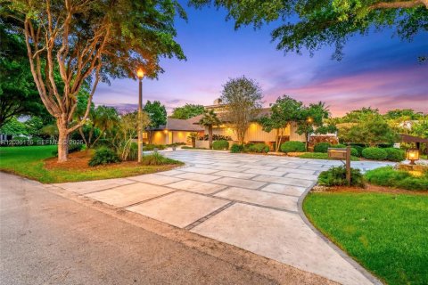 House in Coral Gables, Florida 5 bedrooms, 416.76 sq.m. № 2083801 - photo 7