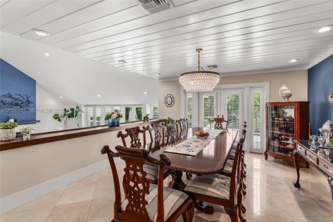 House in Coral Gables, Florida 5 bedrooms, 416.76 sq.m. № 2083801 - photo 13
