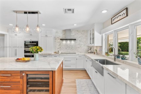 House in Coral Gables, Florida 5 bedrooms, 416.76 sq.m. № 2083801 - photo 18