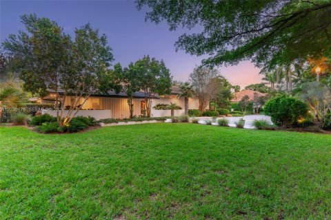 House in Coral Gables, Florida 5 bedrooms, 416.76 sq.m. № 2083801 - photo 8