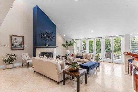 House in Coral Gables, Florida 5 bedrooms, 416.76 sq.m. № 2083801 - photo 10
