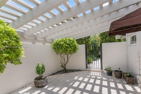 House in Coral Gables, Florida 5 bedrooms, 416.76 sq.m. № 2083801 - photo 30