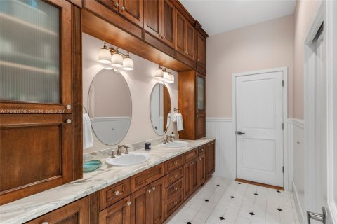 House in Coral Gables, Florida 5 bedrooms, 416.76 sq.m. № 2083801 - photo 25
