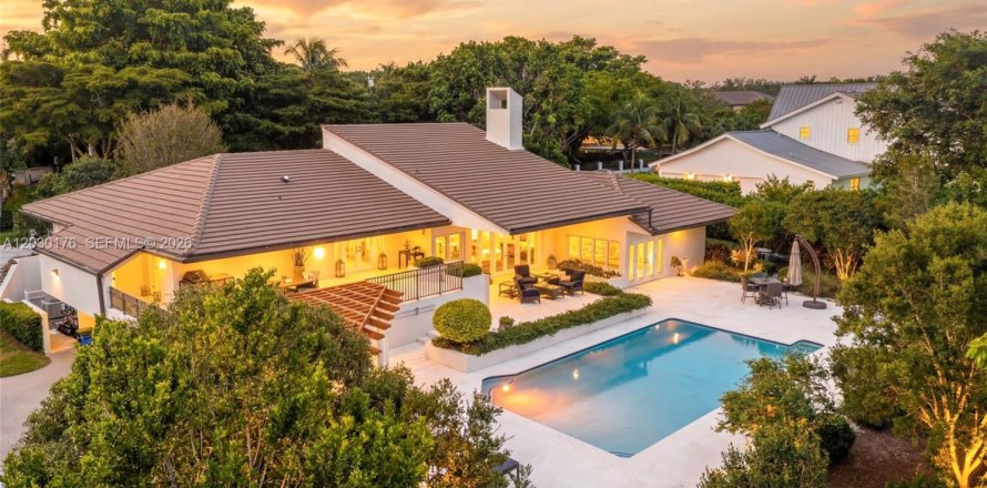 House in Coral Gables, Florida 5 bedrooms, 416.76 sq.m. № 2083801