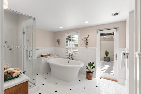 House in Coral Gables, Florida 5 bedrooms, 416.76 sq.m. № 2083801 - photo 27