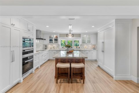 House in Coral Gables, Florida 5 bedrooms, 416.76 sq.m. № 2083801 - photo 15