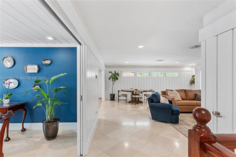 House in Coral Gables, Florida 5 bedrooms, 416.76 sq.m. № 2083801 - photo 19