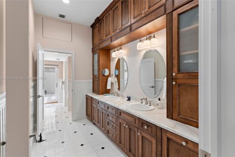 House in Coral Gables, Florida 5 bedrooms, 416.76 sq.m. № 2083801 - photo 26