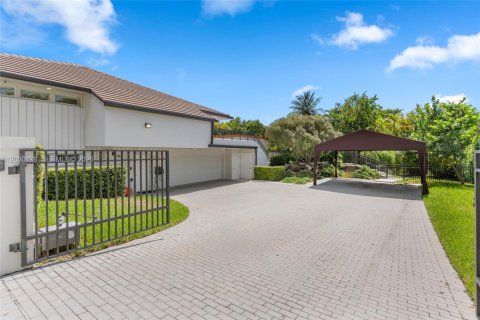 House in Coral Gables, Florida 5 bedrooms, 416.76 sq.m. № 2083801 - photo 9