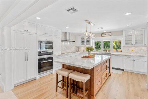 House in Coral Gables, Florida 5 bedrooms, 416.76 sq.m. № 2083801 - photo 2